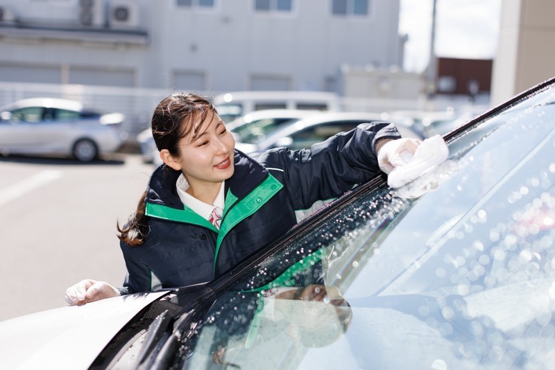 洗車する女性スタッフ