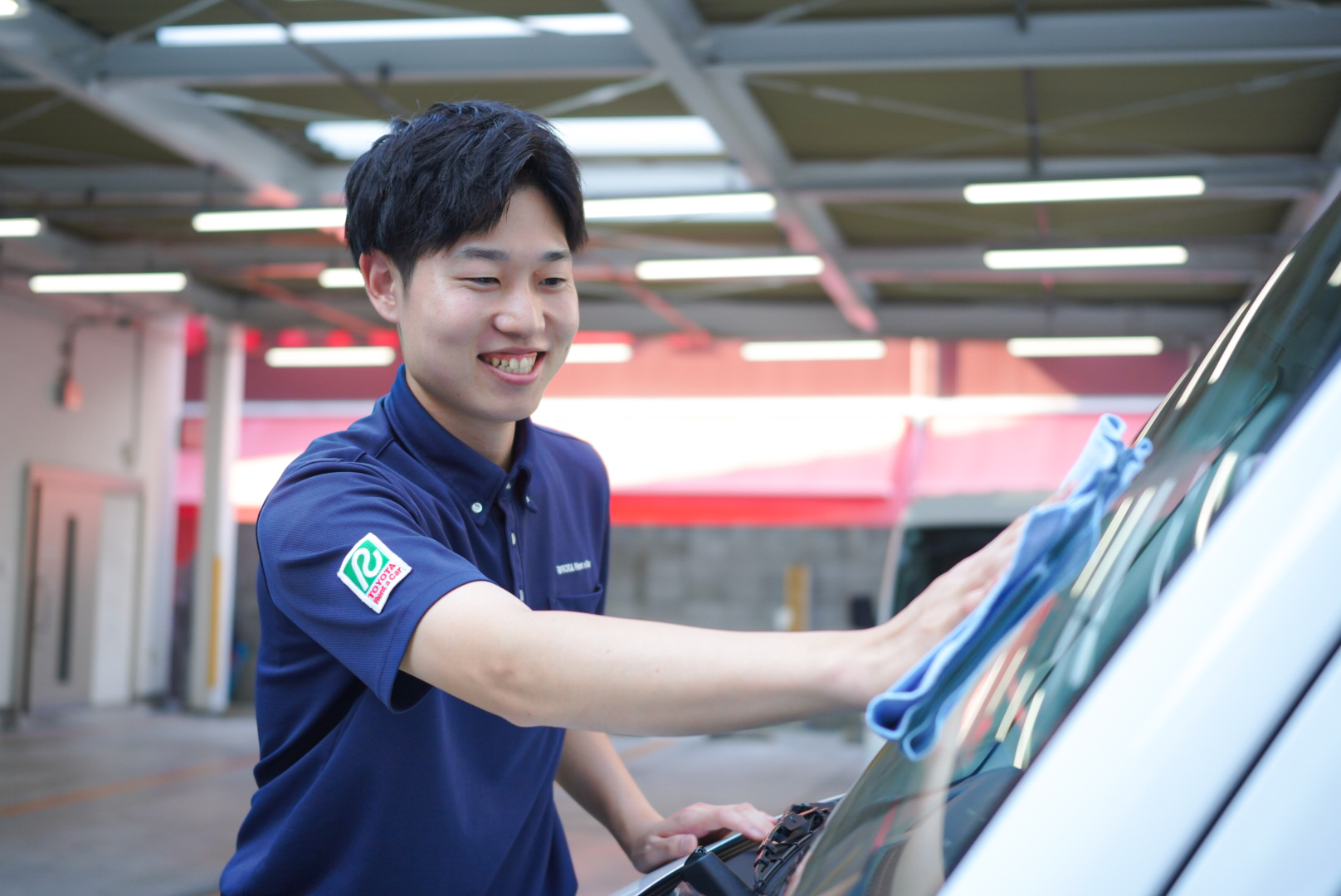 洗車する男性スタッフ