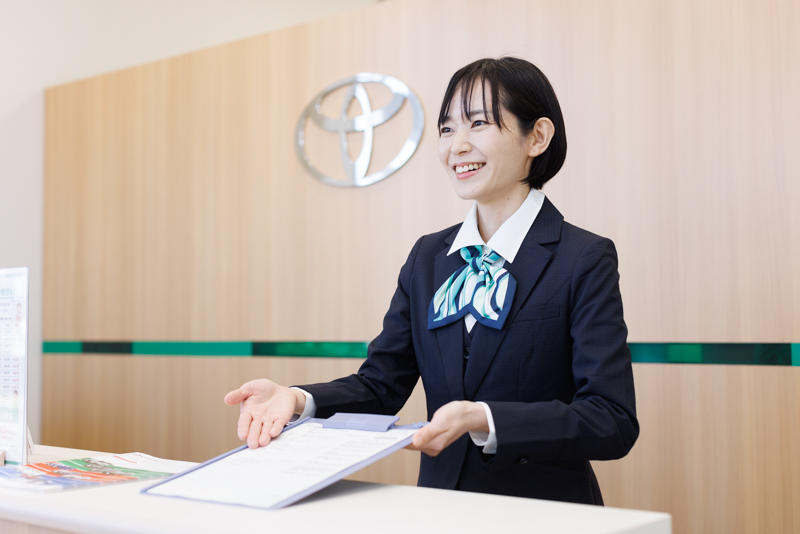 受付する女性スタッフ青