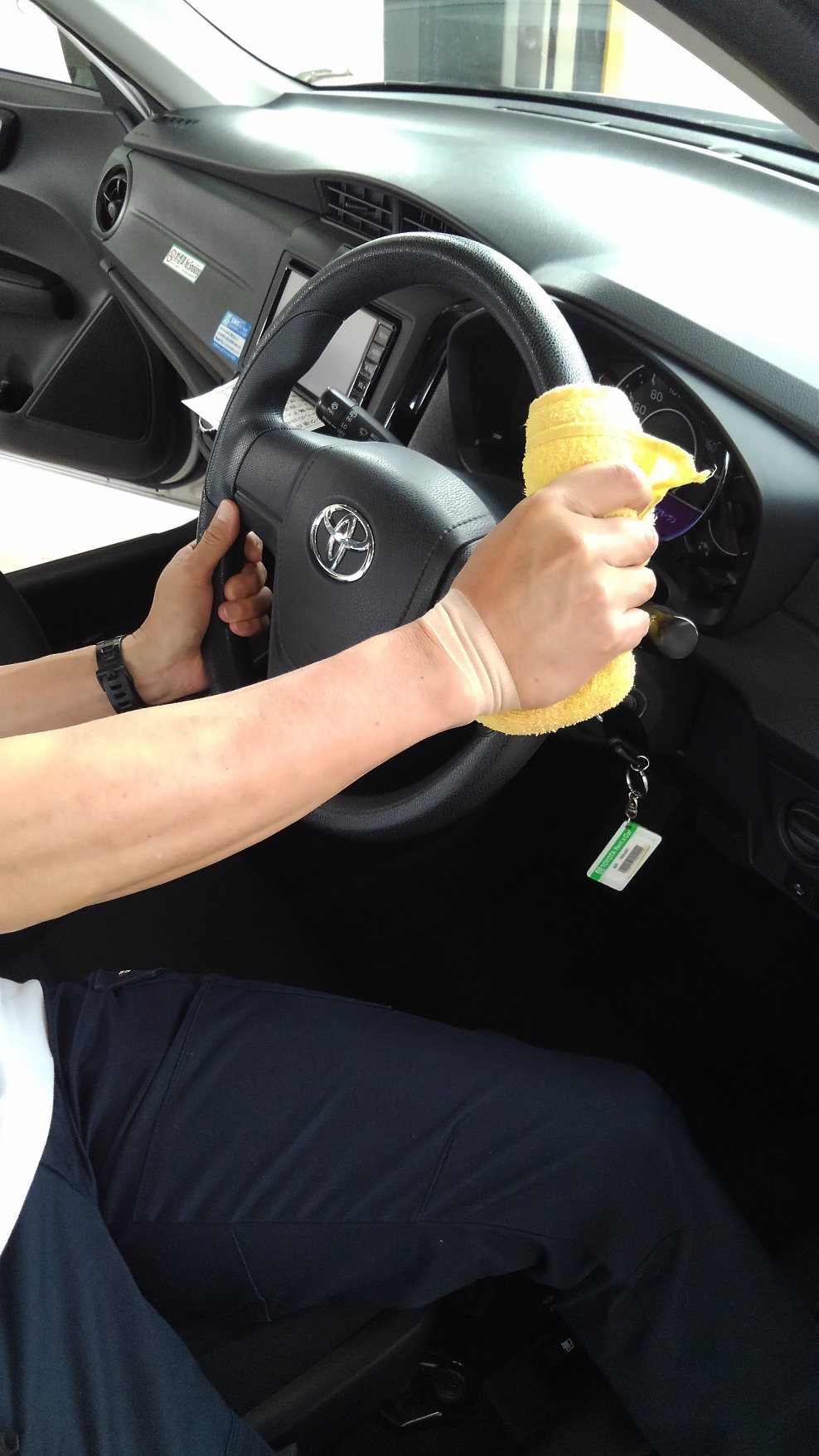 洗車する男性スタッフ