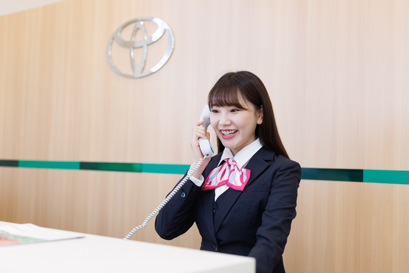 電話する女性スタッフ