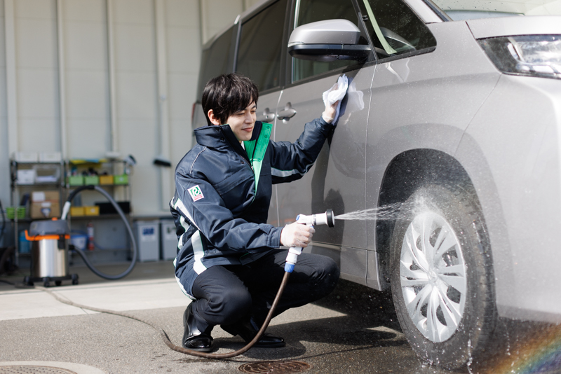 洗車する男性スタッフ