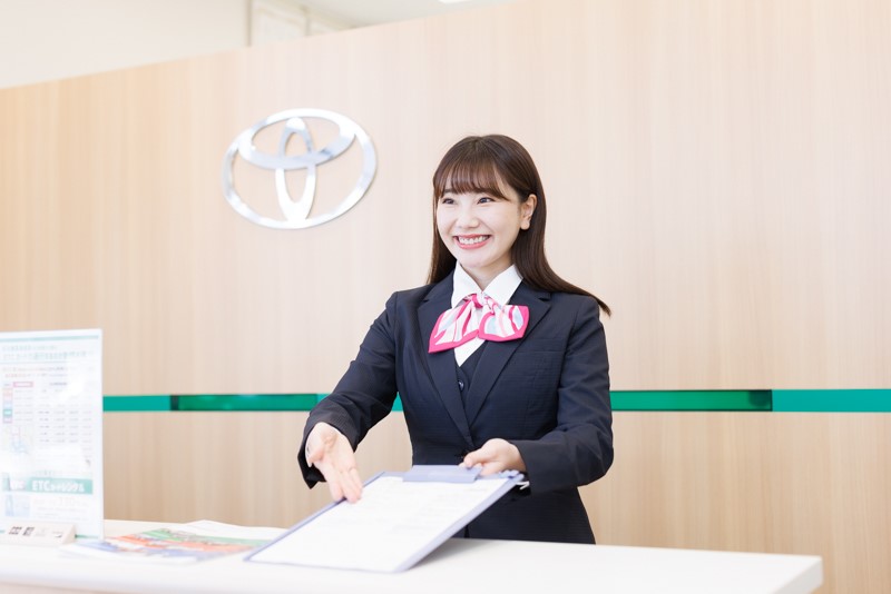 受付する女性スタッフ