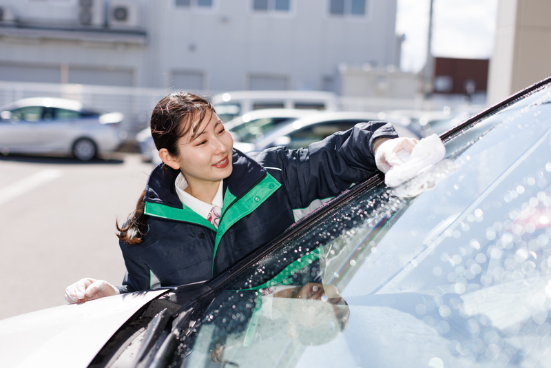 洗車する女性スタッフ