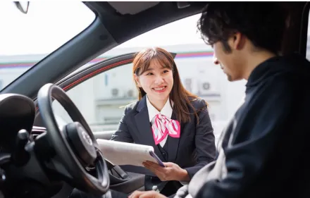 説明する女性スタッフ