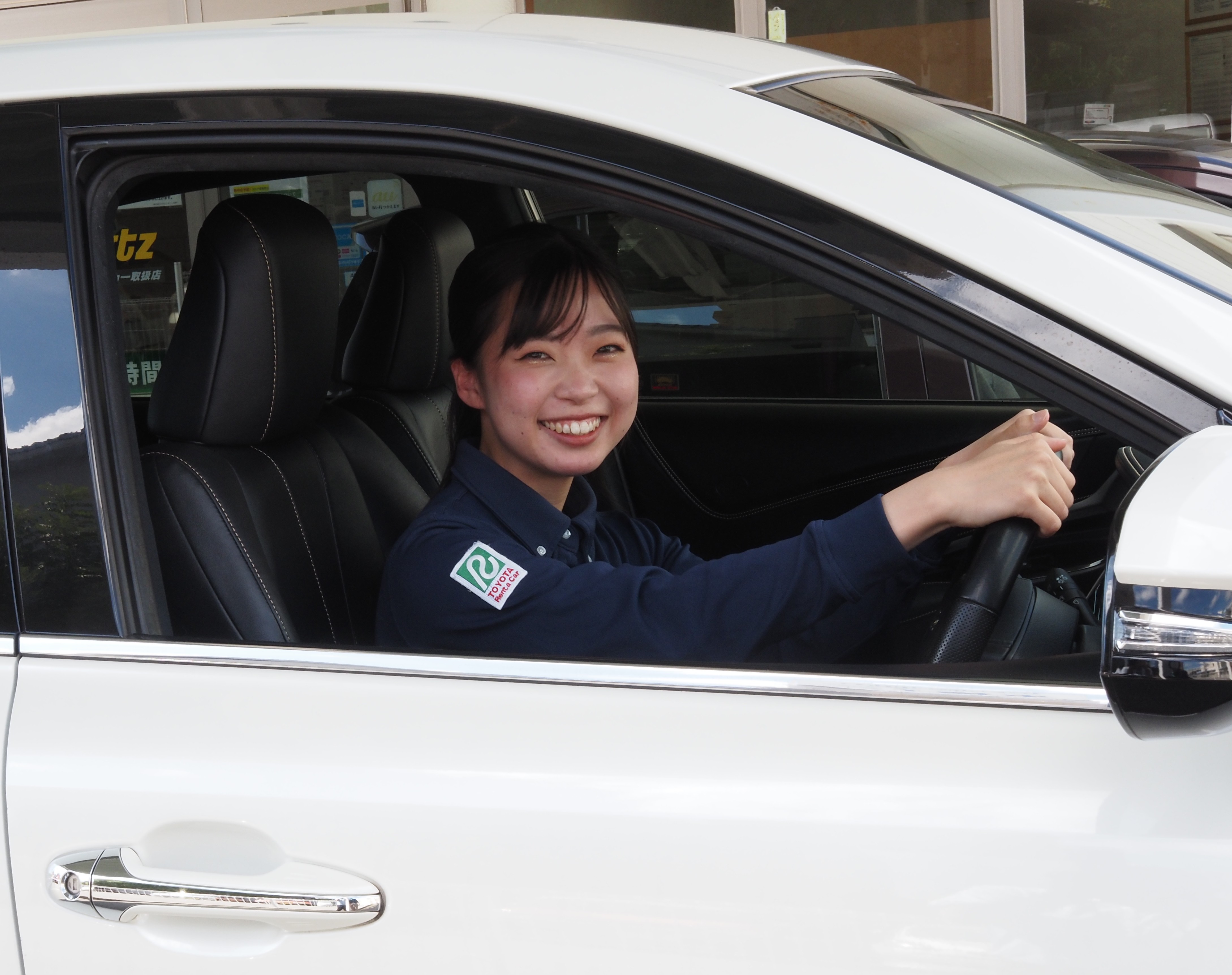 運転する女性スタッフ