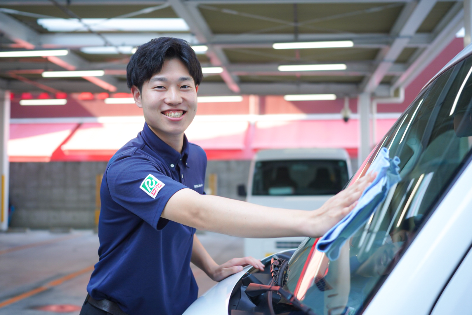 洗車する男性スタッフ