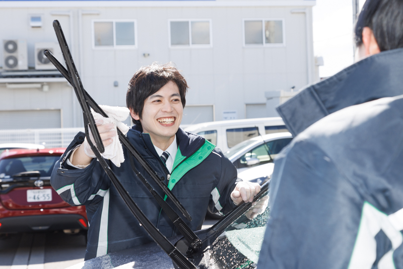 点検する男性スタッフ