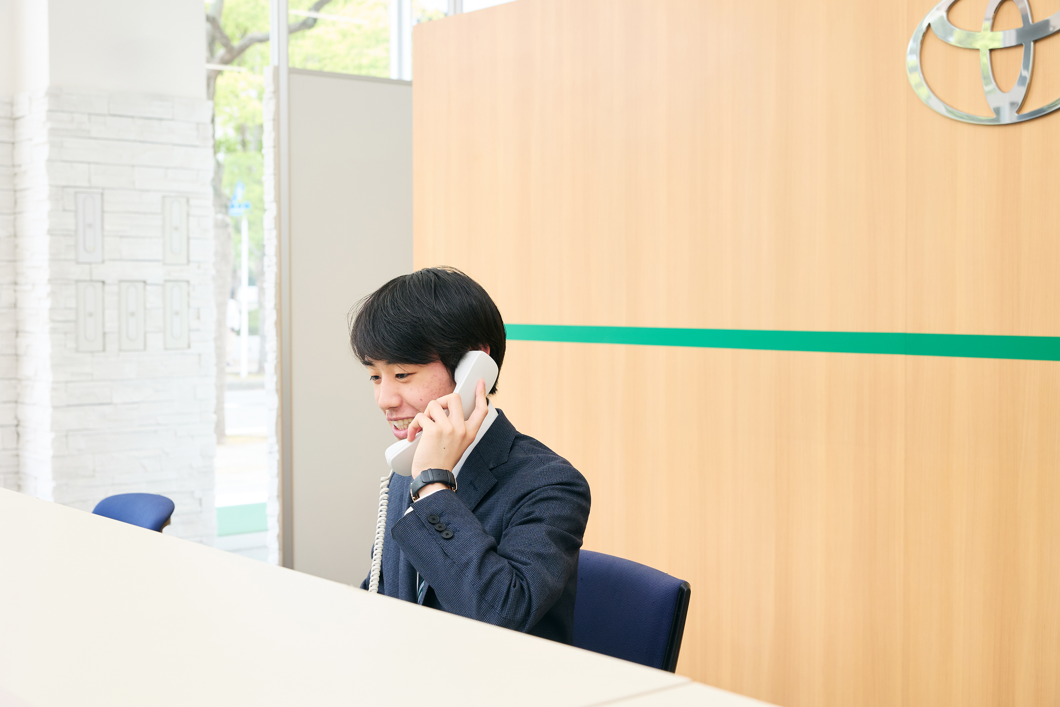 運転する男性スタッフ