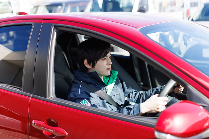 運転する男性スタッフ/仕