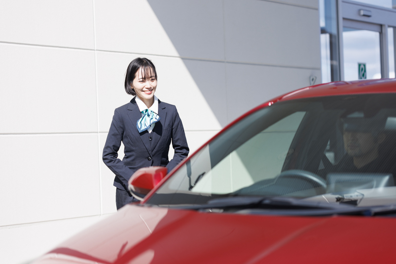 見送る女性スタッフ